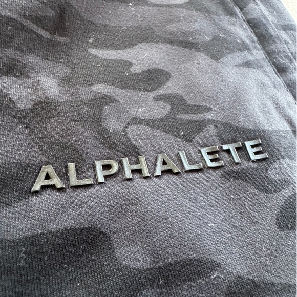 Alphalete Women's Essential Jogger - Black Camo Size Medium (M) - Picture 3 of 4
